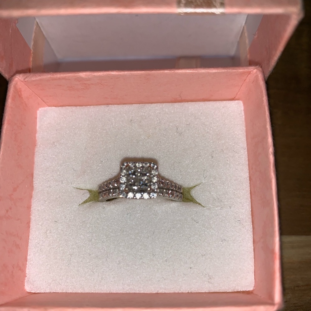 Engagement ring - Picture 2 of 8